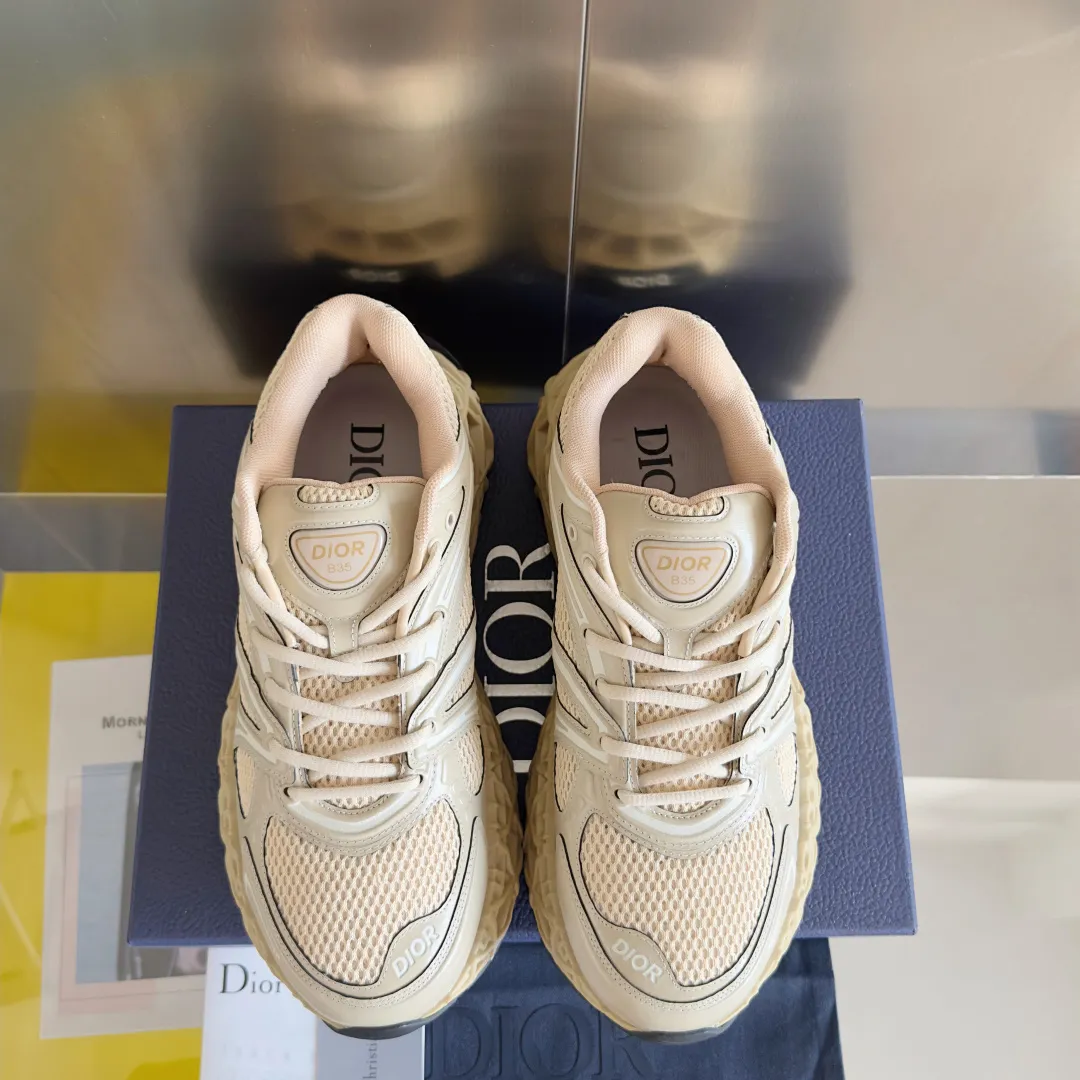 【DIOR】P:800💰 Men's 39-44. (Male 45.46 custom-made) Dior kawa Dior joint 2025ss casual sports shoes‼ ️ Reinterpret running shoes with dior’s haute couture style. b35 is made of fine-textured leather and mesh fabric materials. It can be worn in all seasons, is comfortable and breathable, and has many lines on the shoe body to outline details. It has a full retro three-dimensional feel and can create a casual look all year round!